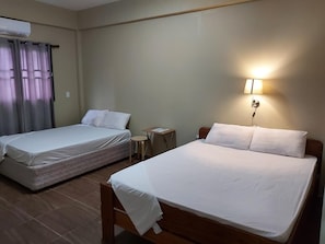 1 kamar tidur, dilengkapi dengan perabotan berbeda-beda, dan meja kerja