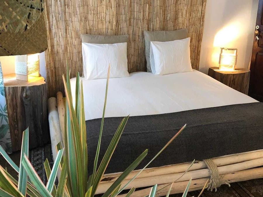 Cortinas blackout, wifi gratis y ropa de cama