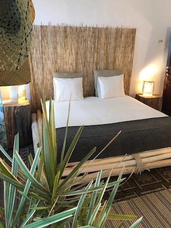 Cortinas blackout, wifi gratis y ropa de cama
