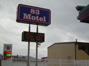 A motel sign with a digital display advertising free WiFi and free water. - 83 Motel (North Platte)