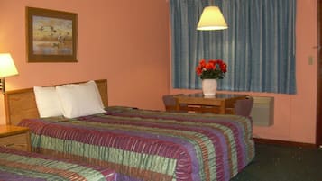 Eenvoudige kamer, 2 queensize bedden, privébadkamer | Een strijkplank/strijkijzer, gratis wifi, beddengoed