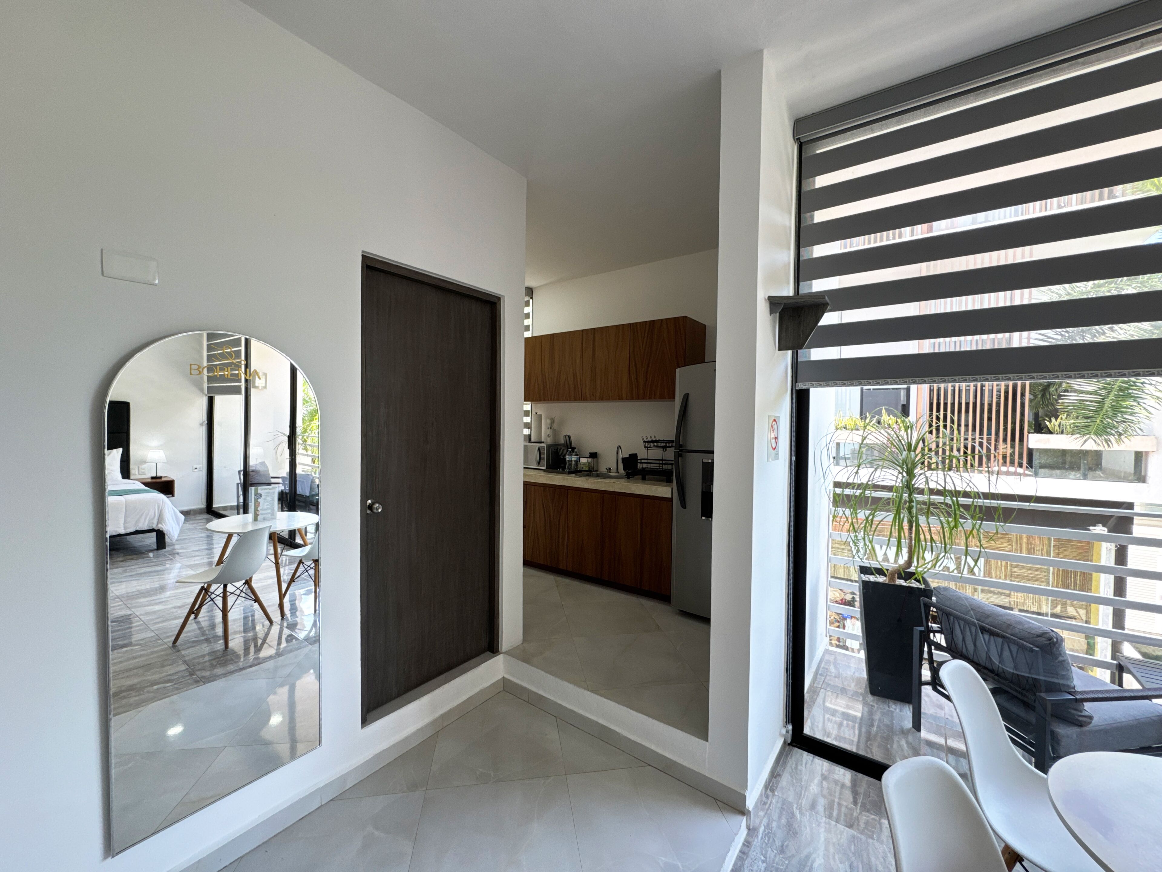 SUPERIOR KING SUITE WITH BALCONY | Eigene Küche | Großer Kühlschrank, Mikrowelle, Herdplatte