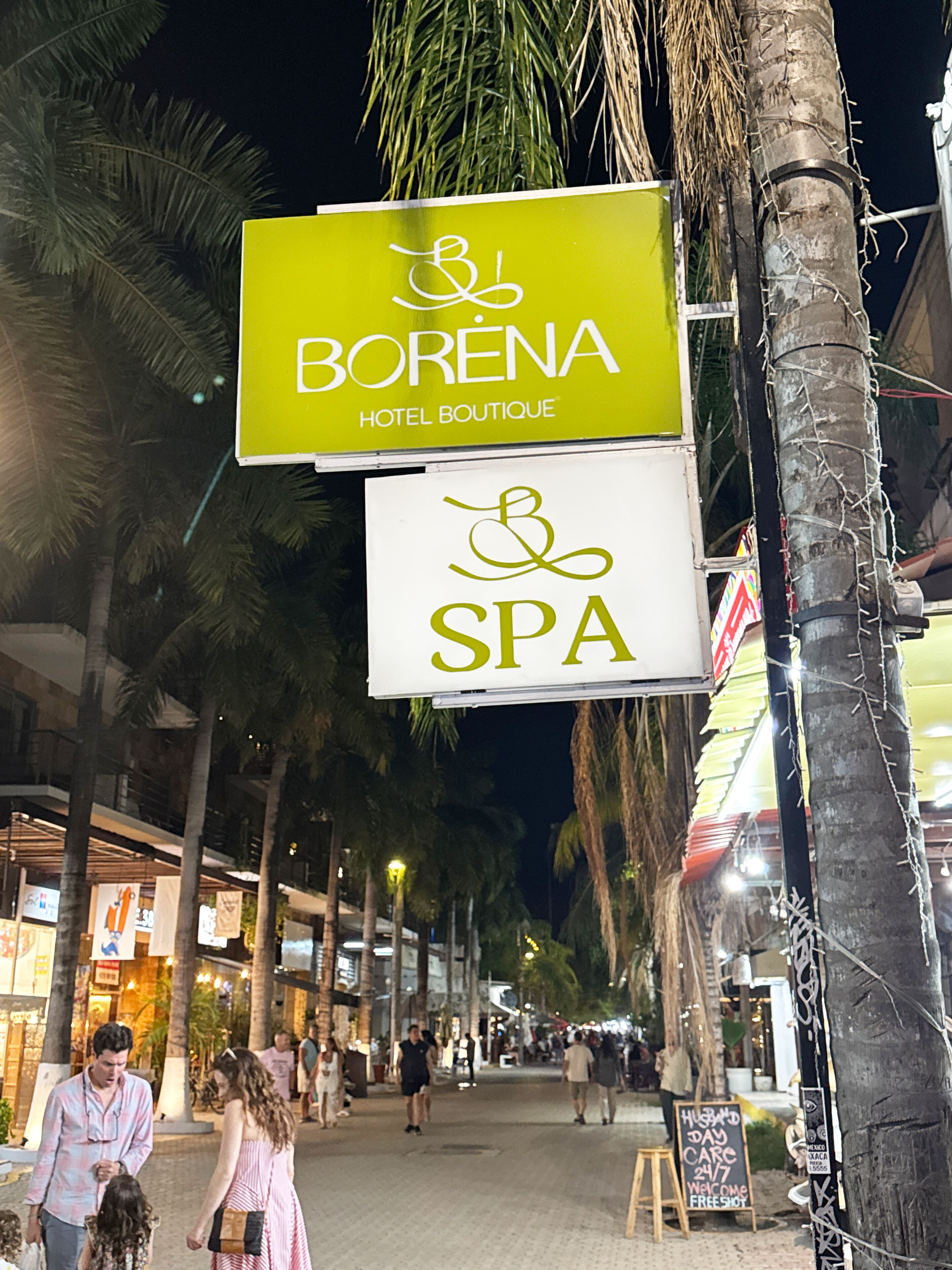 Letrero de un hotel boutique con un símbolo de spa, que indica servicios de spa en el hotel.