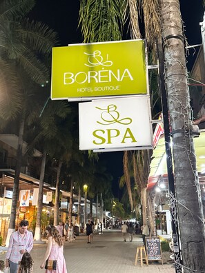 Placa de hotel boutique com símbolo de spa, indicando que o hotel oferece instalações de spa.