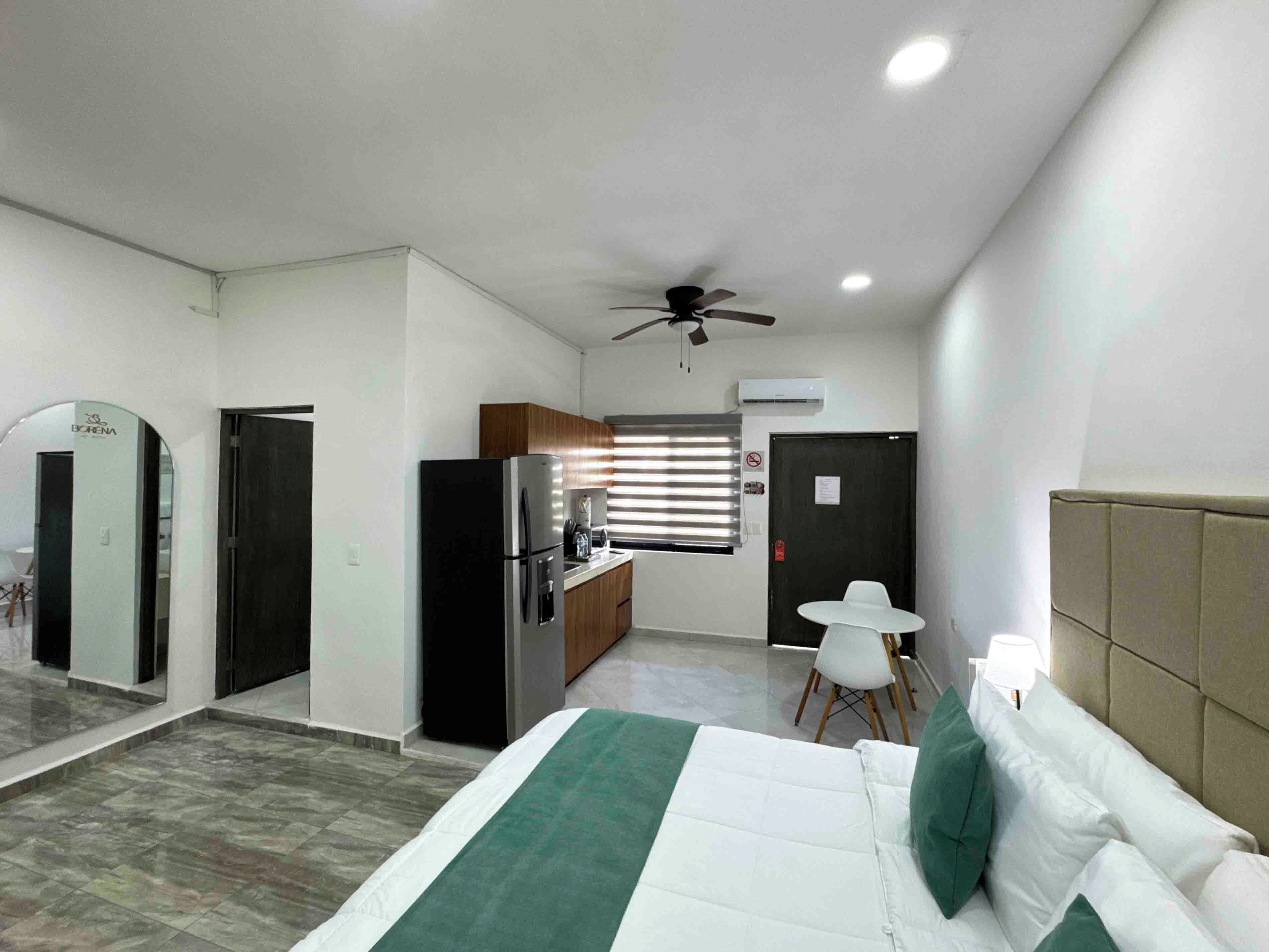 Deluxe King Suite | Espacio para trabajar con laptop, cunas gratuitas y wifi gratis 