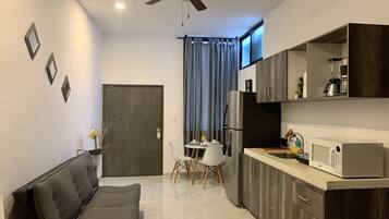 Suite, 1 cama King size y sofá cama | Espacio para trabajar con laptop, wifi gratis y ropa de cama