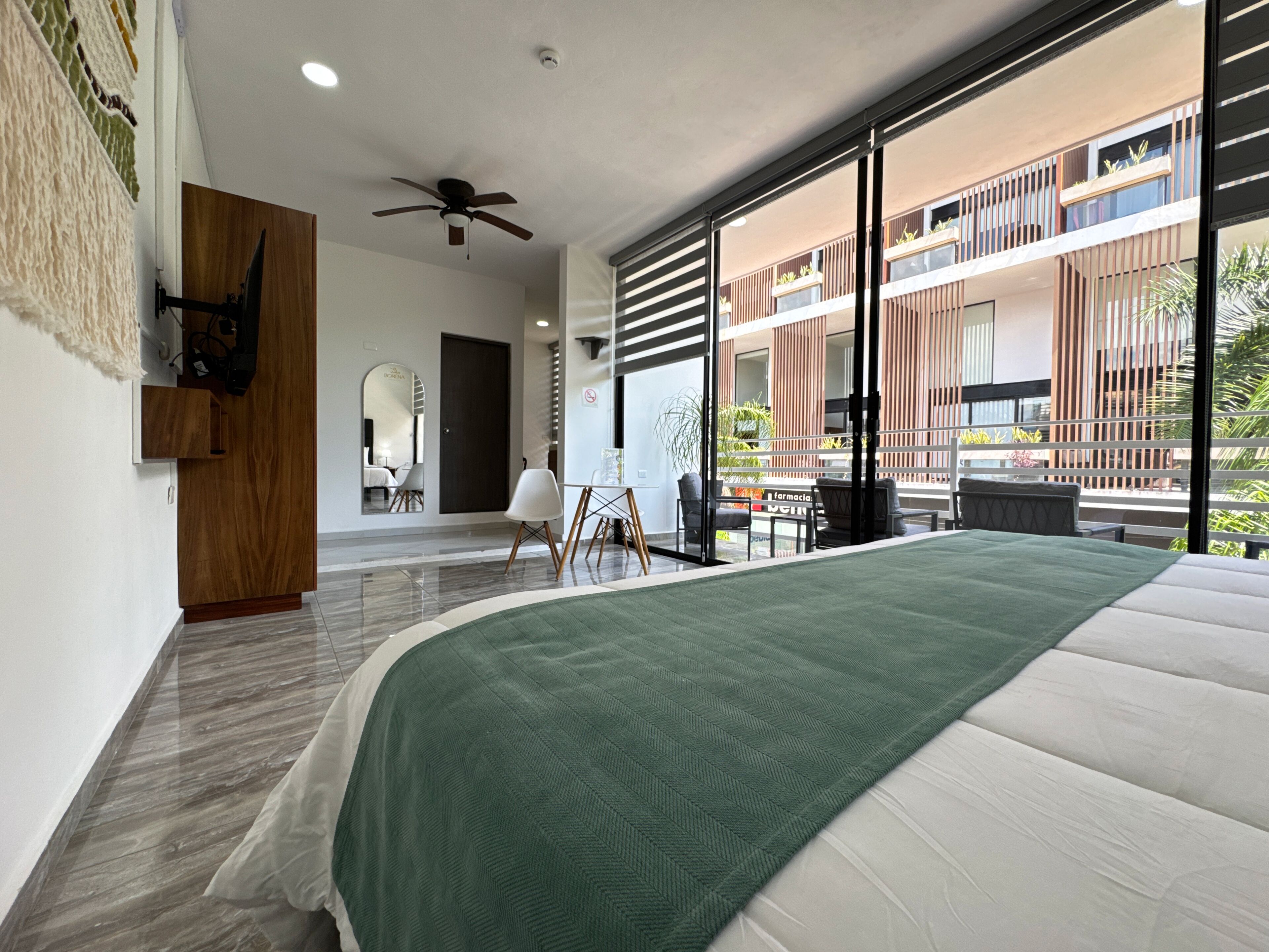 SUPERIOR KING SUITE WITH BALCONY | Laptopgeeigneter Arbeitsplatz, kostenlose Babybetten, kostenloses WLAN