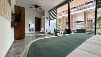 SUPERIOR KING SUITE WITH BALCONY | Laptopgeeigneter Arbeitsplatz, kostenlose Babybetten, kostenloses WLAN