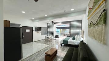 奢华套房, 1 张特大床和 1 张沙发床, 阳台, 城市景观 | 笔记本电脑工作区、免费婴儿床、免费 WiFi、床单