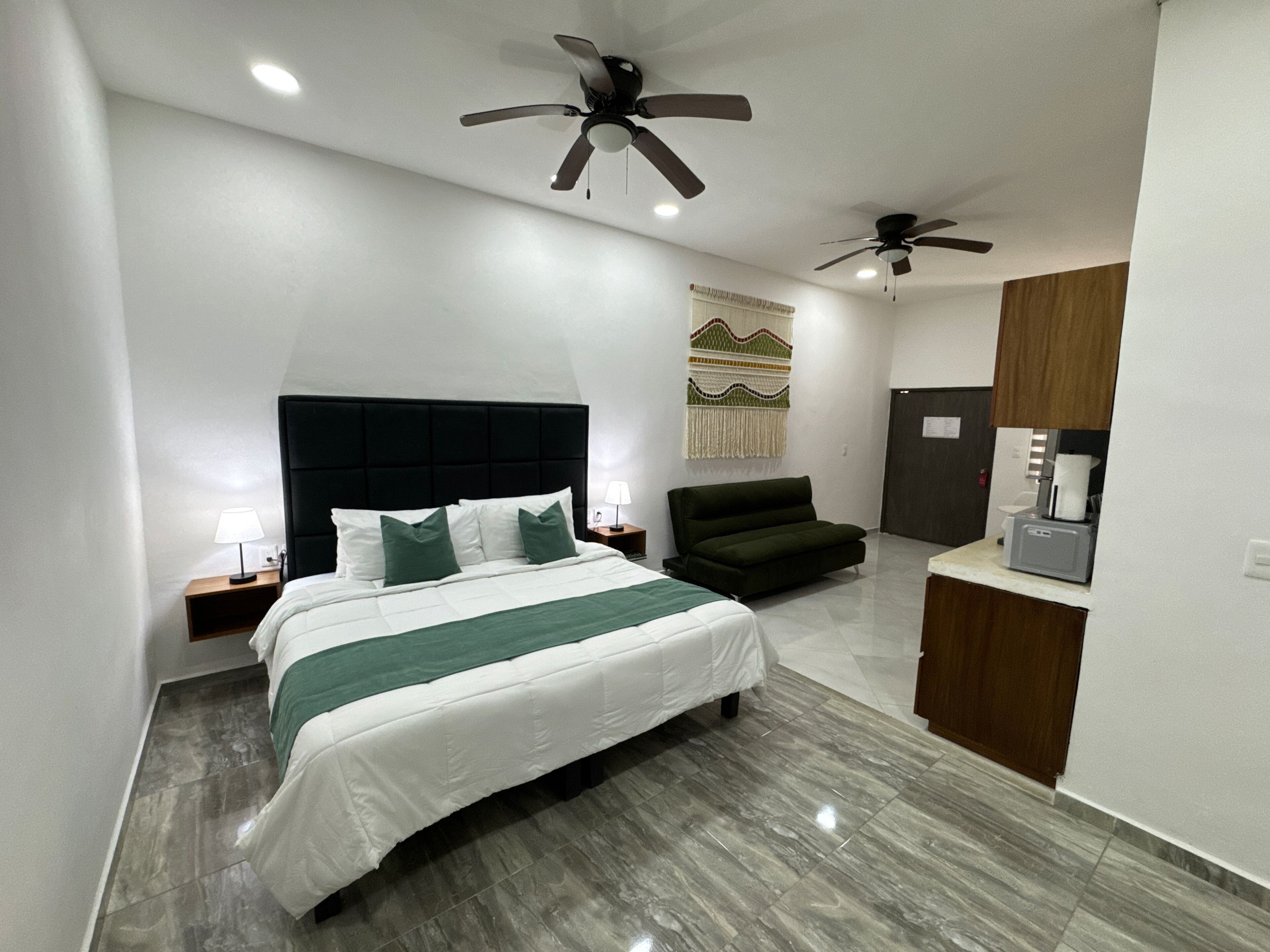 Suite, 1 cama King size y sofá cama | Espacio para trabajar con laptop, cunas gratuitas y wifi gratis 