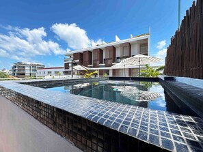 Outdoor pool, pool loungers - BORÉNA Hotel Boutique (Playa del Carmen)