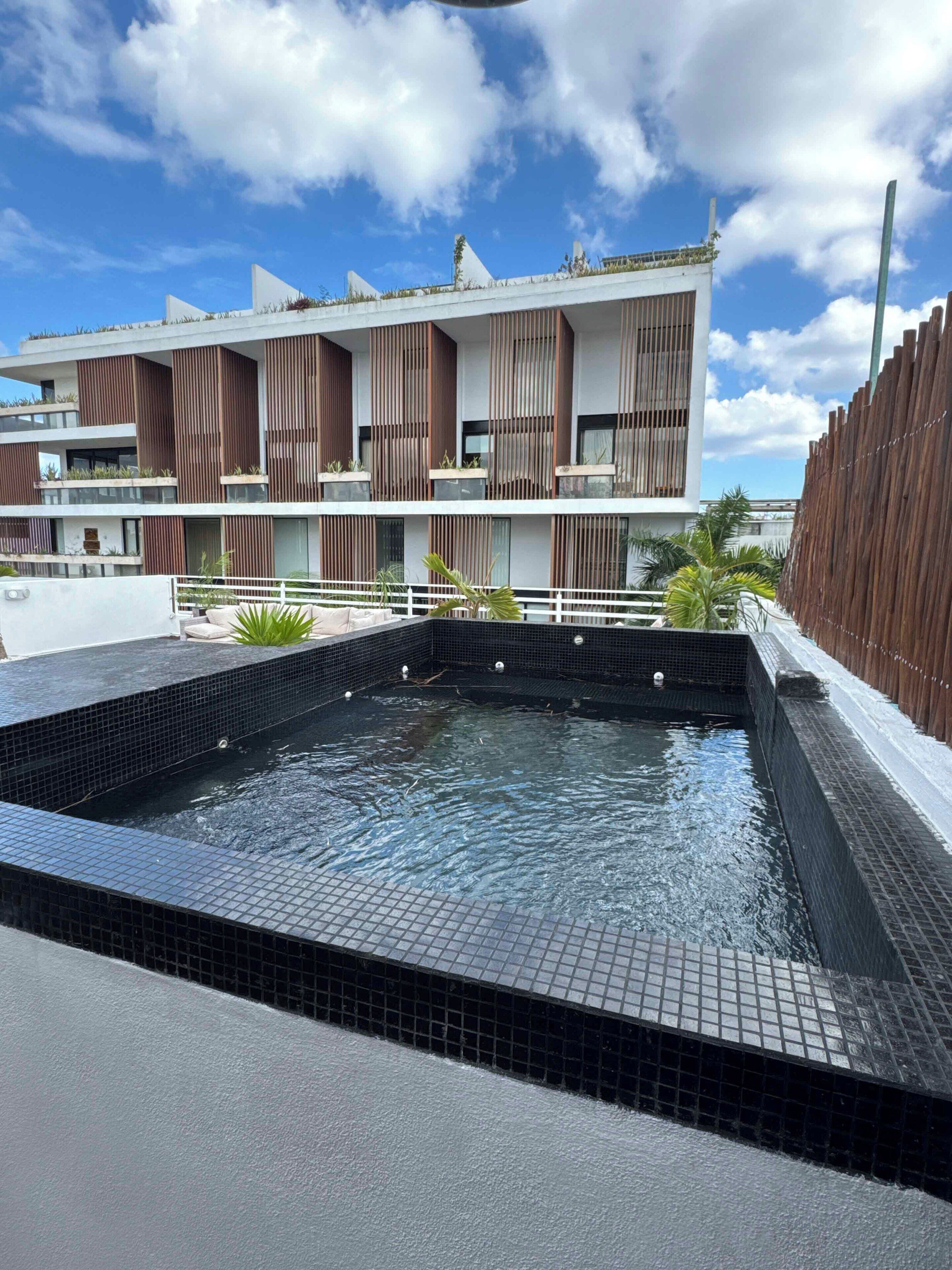 室外游泳池，日光浴躺椅