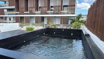 Piscine extérieure, chaises longues