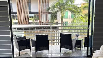 Luxury Suite, 1 King Bed with Sofa bed, Balcony, City View | Terrace/patio