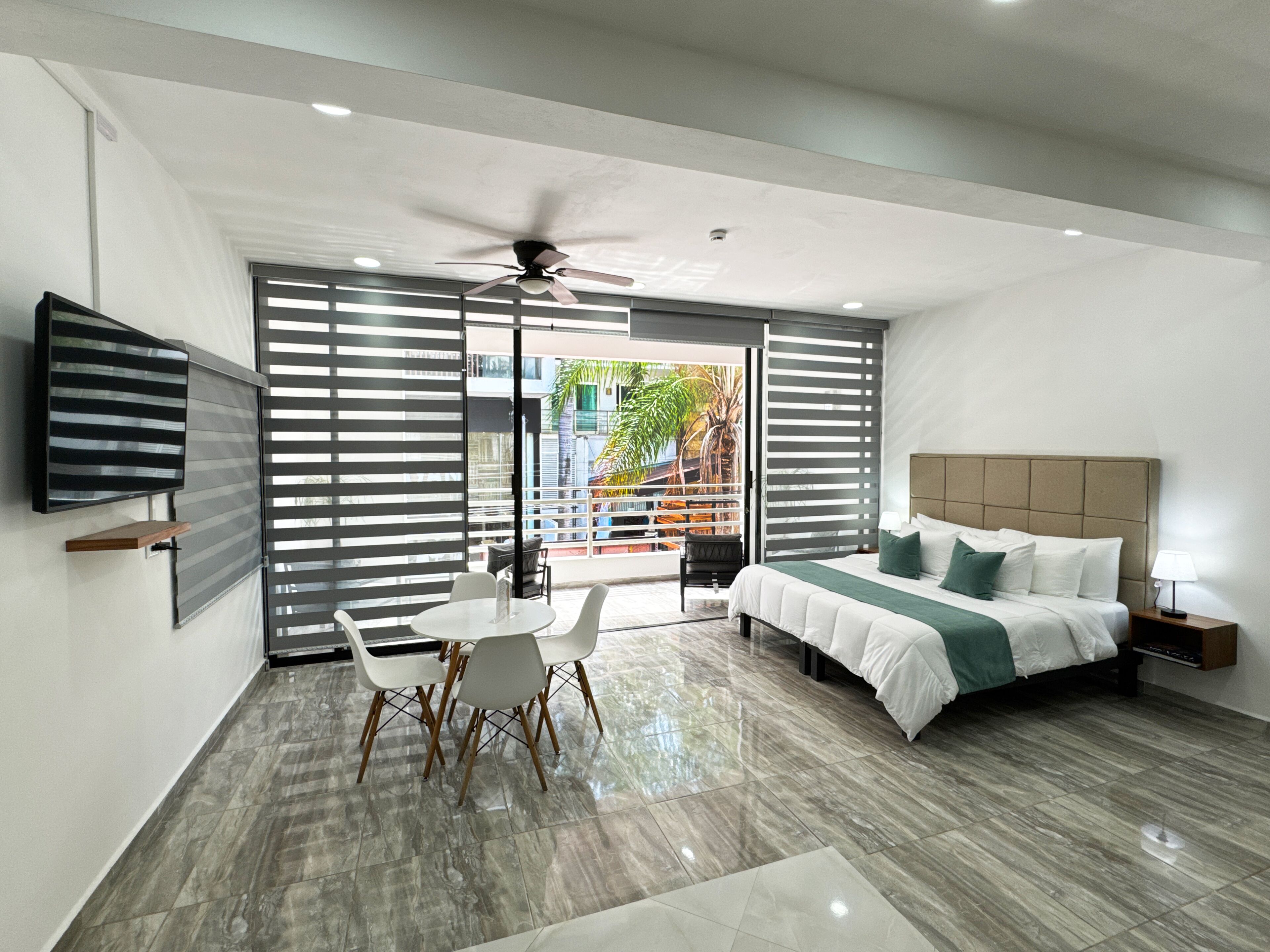 Suite de lujo, 1 cama King size y sofá cama, balcón, vista a la ciudad | Espacio para trabajar con laptop, cunas gratuitas y wifi gratis 