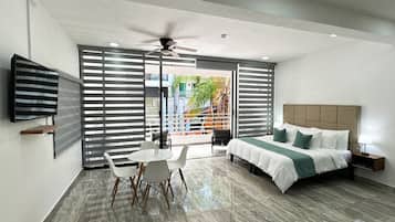 Suite de lujo, 1 cama King size y sofá cama, balcón, vista a la ciudad | Espacio para trabajar con laptop, cunas gratuitas y wifi gratis