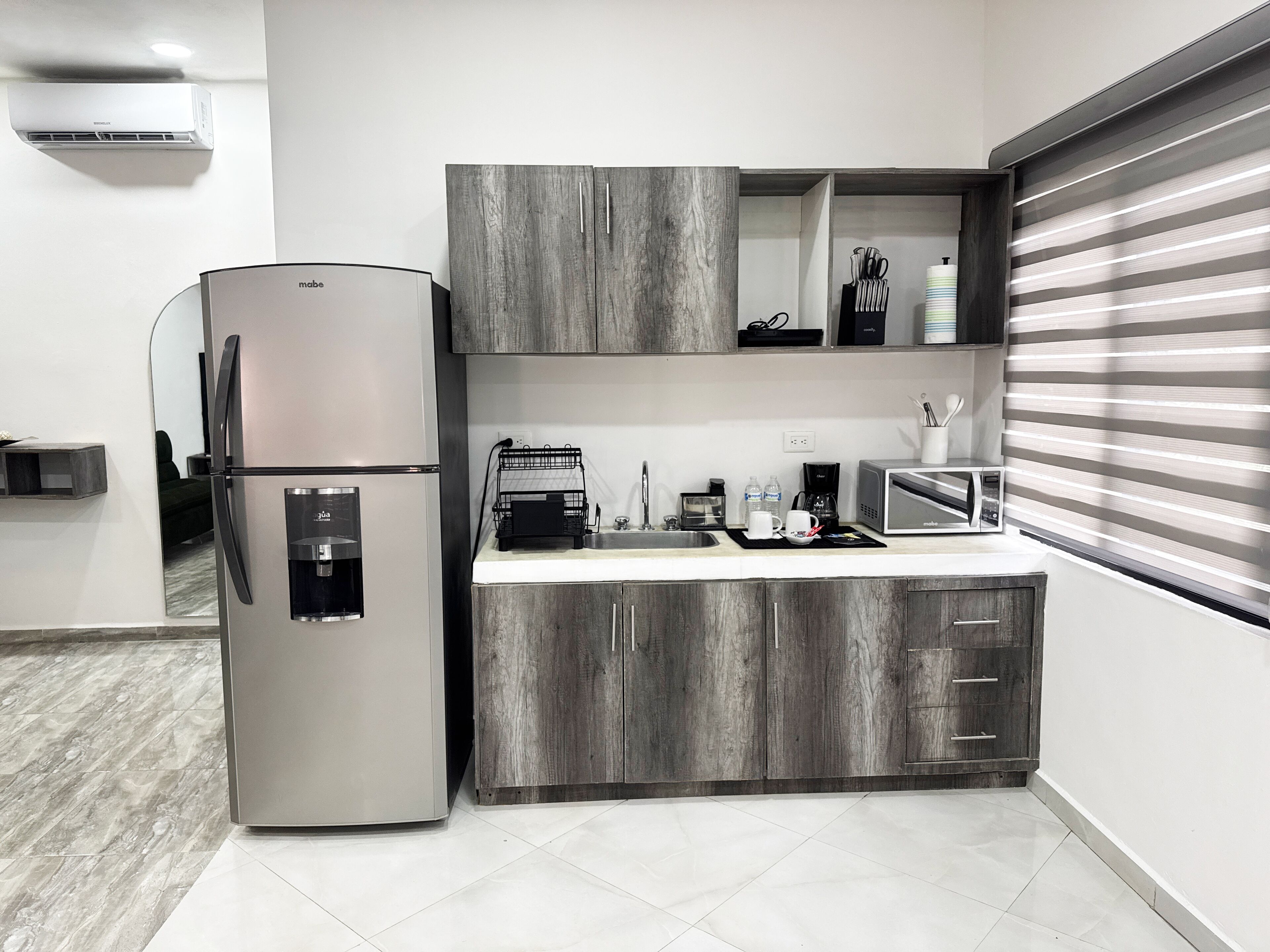 ラグジュアリー スイート キングベッド 1 台ソファーベッド付き バルコニー シティビュー | 専用キッチン | 大型冷蔵庫、電子レンジ、コンロ、コーヒー / ティーメーカー