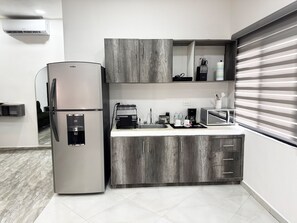 奢華套房, 1 張特大雙人床和 1 張沙發床, 陽台, 城市景觀 | 私人廚房 | 大型冰箱、微波爐、爐台、咖啡機/沖茶器