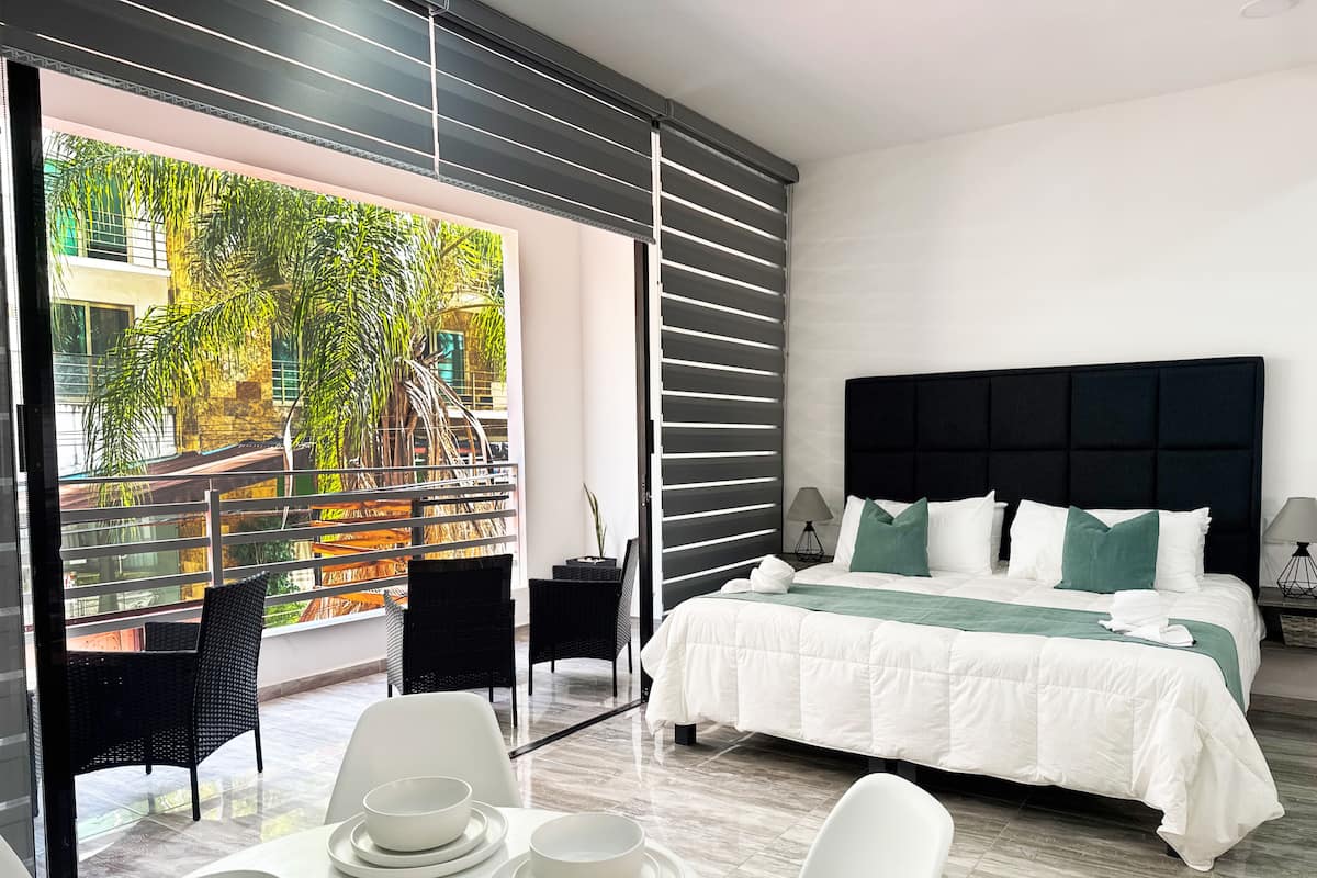 Luxe suite, 1 kingsize bed met slaapbank, balkon, uitzicht op stad | Een laptopwerkplek, gratis wifi, beddengoed