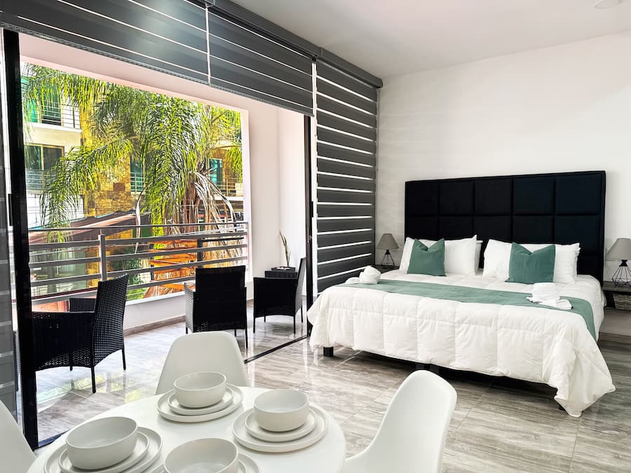 Suíte superluxo, 1 cama King e sofá-cama, sacada, vista para a cidade | Espaço de trabalho para notebook, berços grátis, Wi-Fi de cortesia