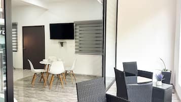 Suíte superluxo, 1 cama King e sofá-cama, sacada, vista para a cidade | Terraço/pátio