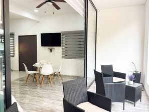 Suite luxueuse, 1 trÚs grand lit et 1 canapé-lit, balcon, vue sur la ville | Terrasse/patio