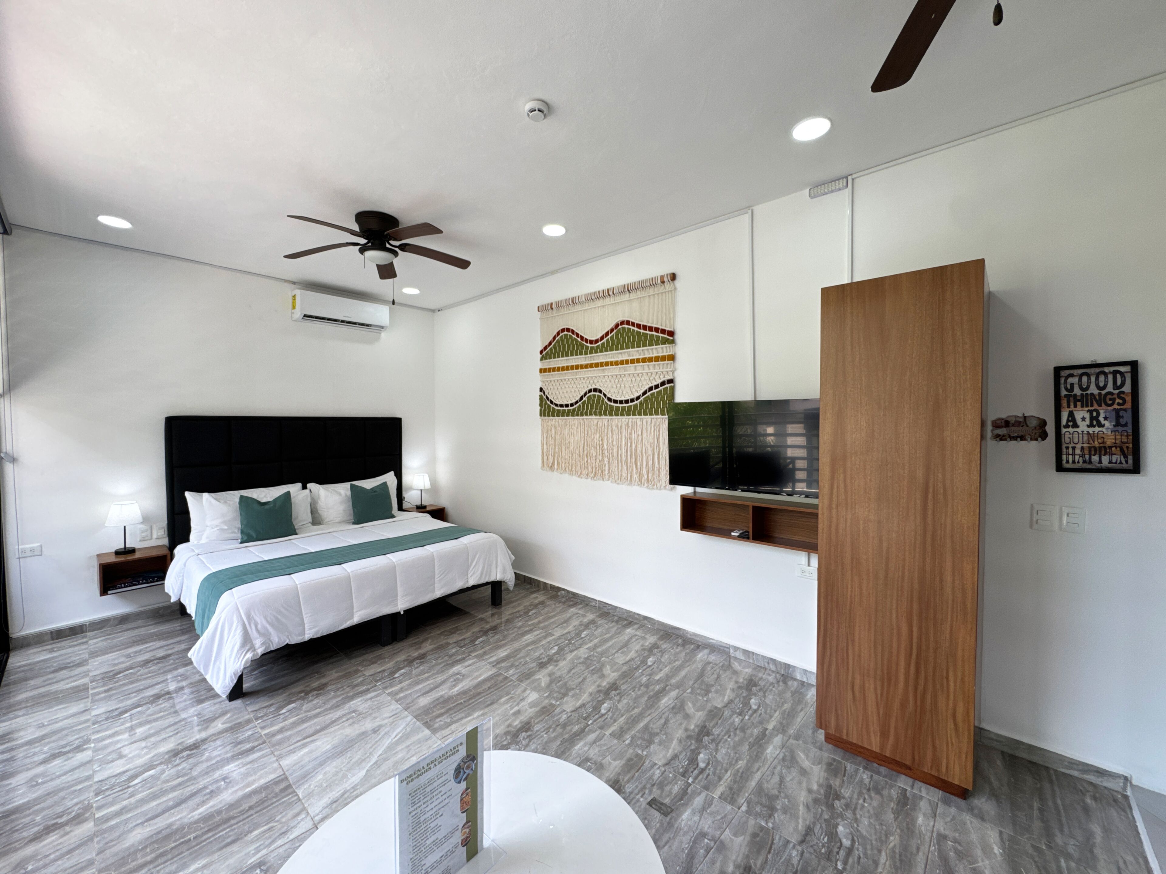 SUPERIOR KING SUITE WITH BALCONY | Espacio para trabajar con laptop, cunas gratuitas y wifi gratis 