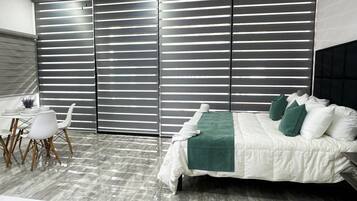 Luxe suite, 1 kingsize bed met slaapbank, balkon, uitzicht op stad | Een laptopwerkplek, gratis wifi, beddengoed