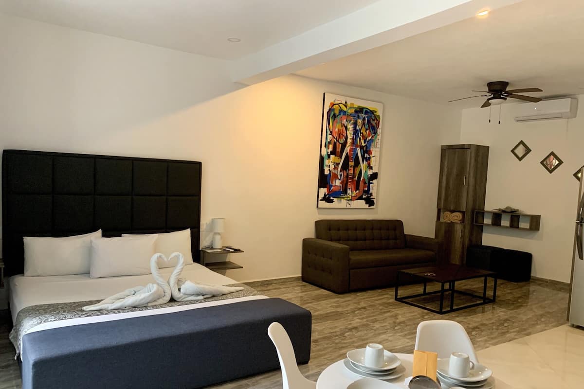 Luxe suite, 1 kingsize bed met slaapbank, balkon, uitzicht op stad | Een laptopwerkplek, gratis wifi, beddengoed