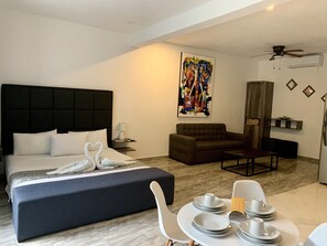 Espace de travail pour ordinateur portable, Wi-Fi gratuit, draps fournis