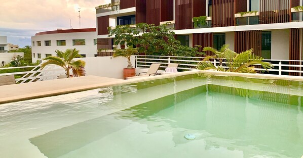 Piscina a l'aire lliure i gandules