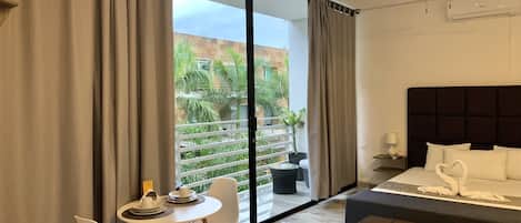 Espace de travail pour ordinateur portable, Wi-Fi gratuit, draps fournis