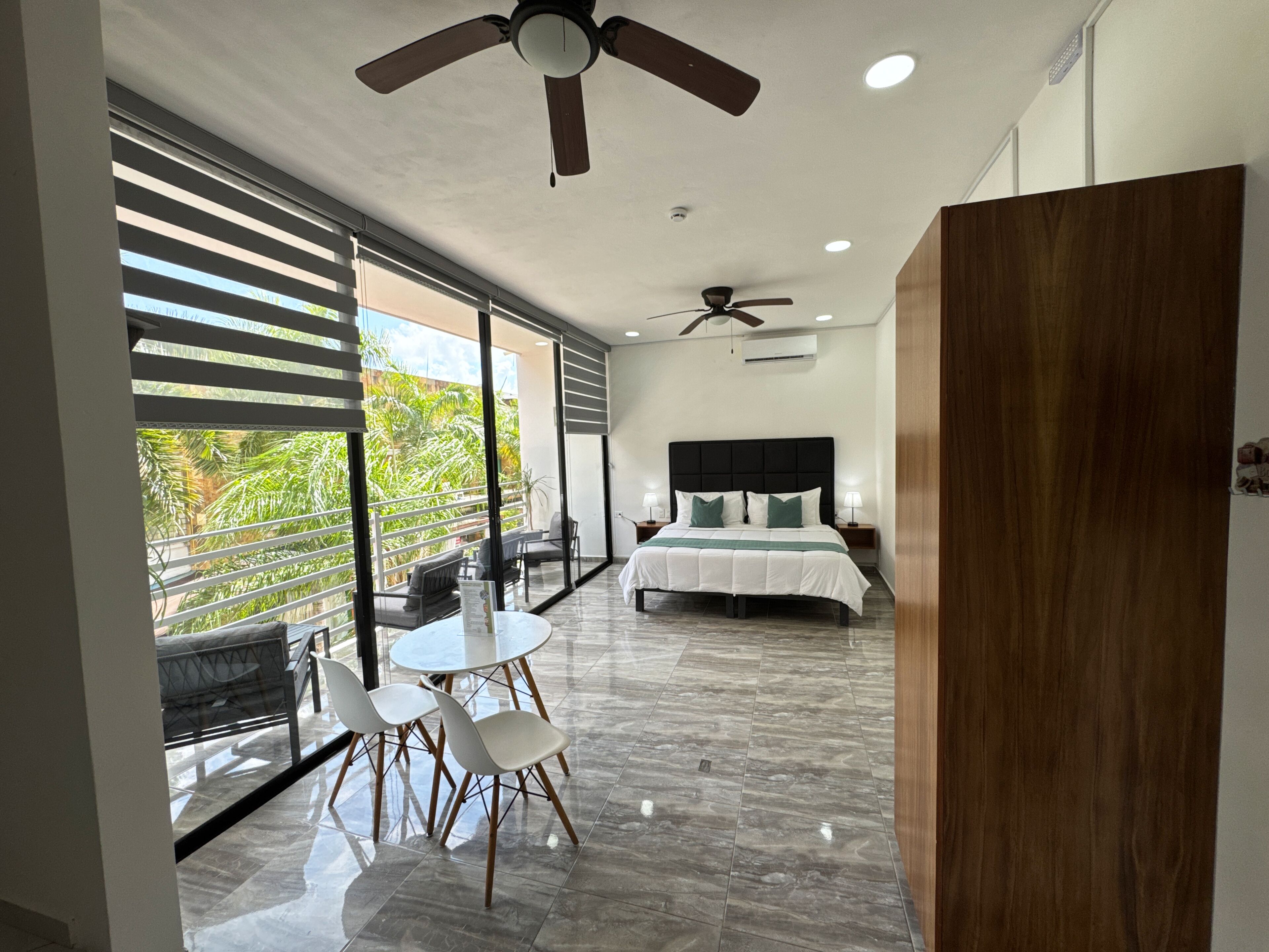 SUPERIOR KING SUITE WITH BALCONY | Laptop workspace, free cribs/infant beds, free WiFi, bed sheets