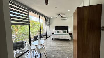 SUPERIOR KING SUITE WITH BALCONY | Laptop workspace, free cribs/infant beds, free WiFi, bed sheets