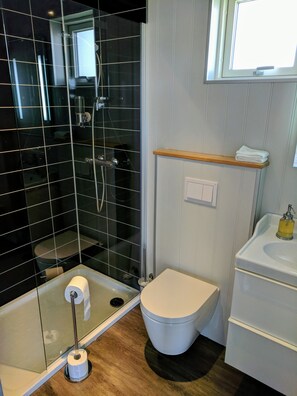 Ducha, artículos de higiene personal gratuitos y secador de pelo