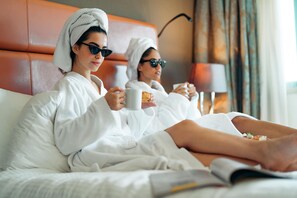 Diplomate Suite | Minibar, in-room safe, individually decorated, individually furnished