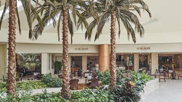 13 restaurants; breakfast, lunch and dinner served