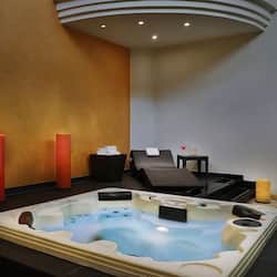 Indoor spa tub