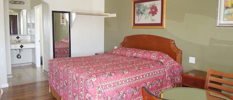 Standard Room, 1 King Bed | Desk, free WiFi, bed sheets