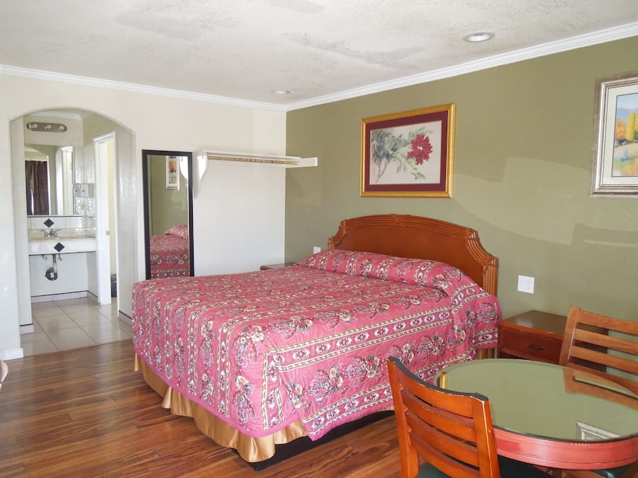 Standard Room, 1 King Bed | Desk, free WiFi, bed sheets