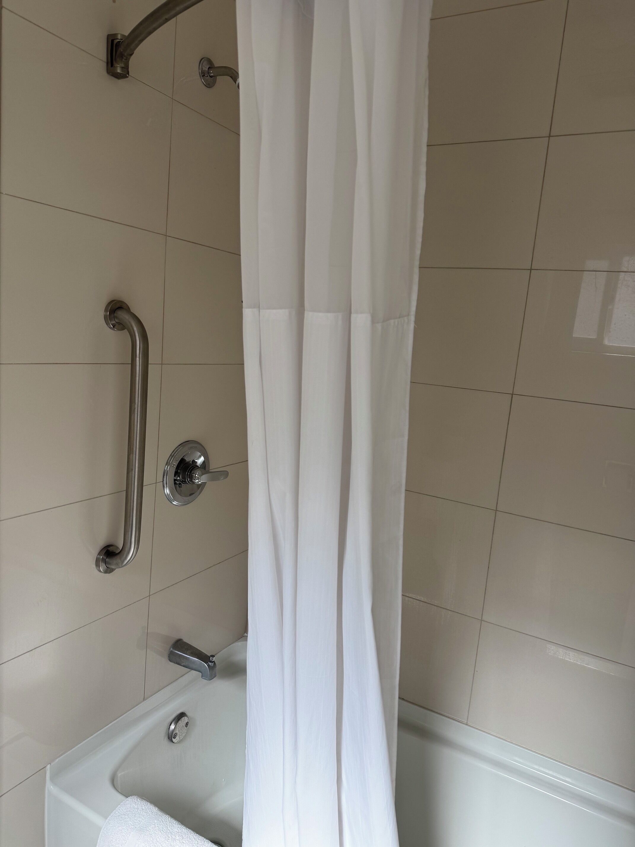 Kombinert dusj/badekar, hårføner, håndklær og såpe
