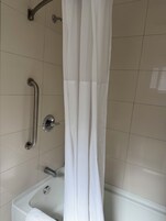 Bañera con ducha, secador de pelo, toallas, jabón