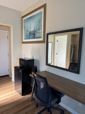 Standard Room, 1 King Bed