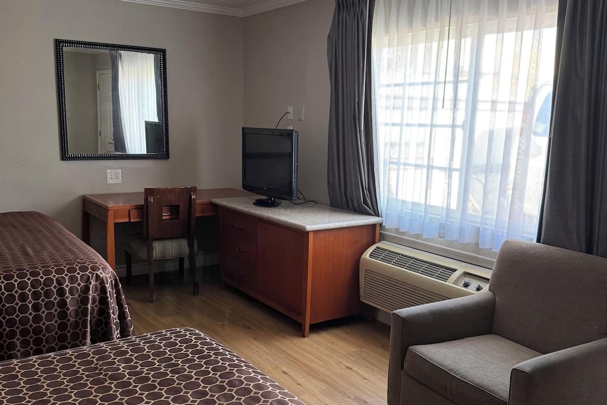 Habitación estándar, 2 camas Queen size | Escritorio, wifi gratis y ropa de cama