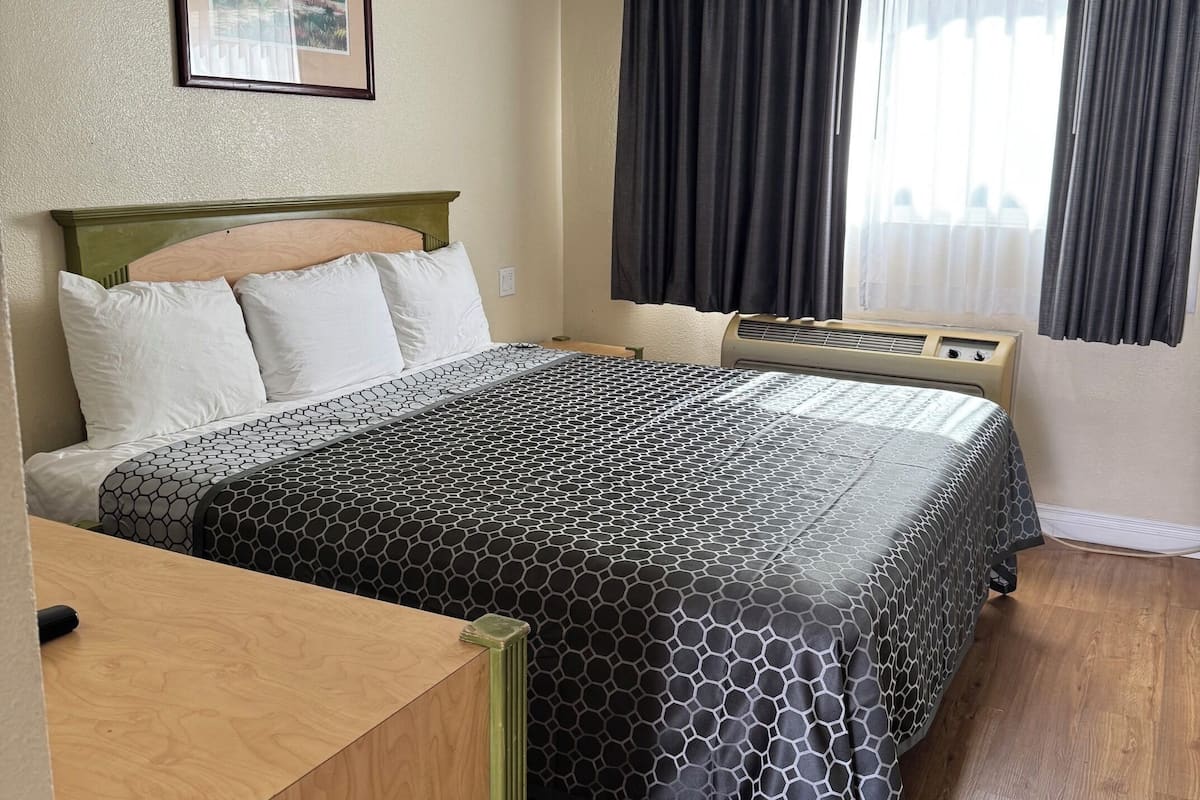 Habitación estándar, 1 cama King size | Escritorio, wifi gratis y ropa de cama