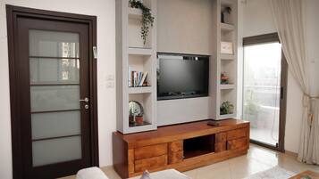 Deluxe Apartment, 2 Bedrooms, Beach View, Sea Facing | Living area