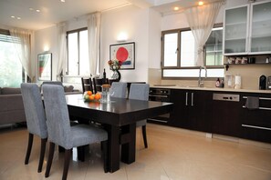 Apartemen Deluks, 2 kamar tidur, pemandangan pantai, menghadap laut | Detail interior