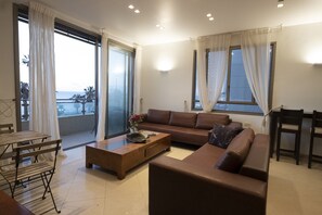 ดีลักซ์อพาร์ทเมนท์, 2 ห้องนอน, วิวชายหาด, หันหน้าสู่ทะเล | 2 ห้องนอน, โต๊ะทำงาน, เตารีด/โต๊ะรีดผ้า, Wi-Fi ฟรี