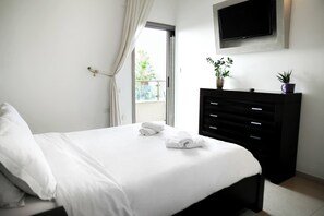 Deluxe Apartment, 2 Bedrooms, Beach View, Sea Facing | 2 bedrooms, desk, iron/ironing board, free WiFi - Panoramic Ocean View 1 min From the Sea (Tel Aviv)