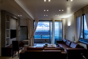 Deluxe-Apartment, 2 Schlafzimmer, Strandblick, Meerseite | 2 Schlafzimmer, Schreibtisch, Bügeleisen/Bügelbrett, kostenloses WLAN